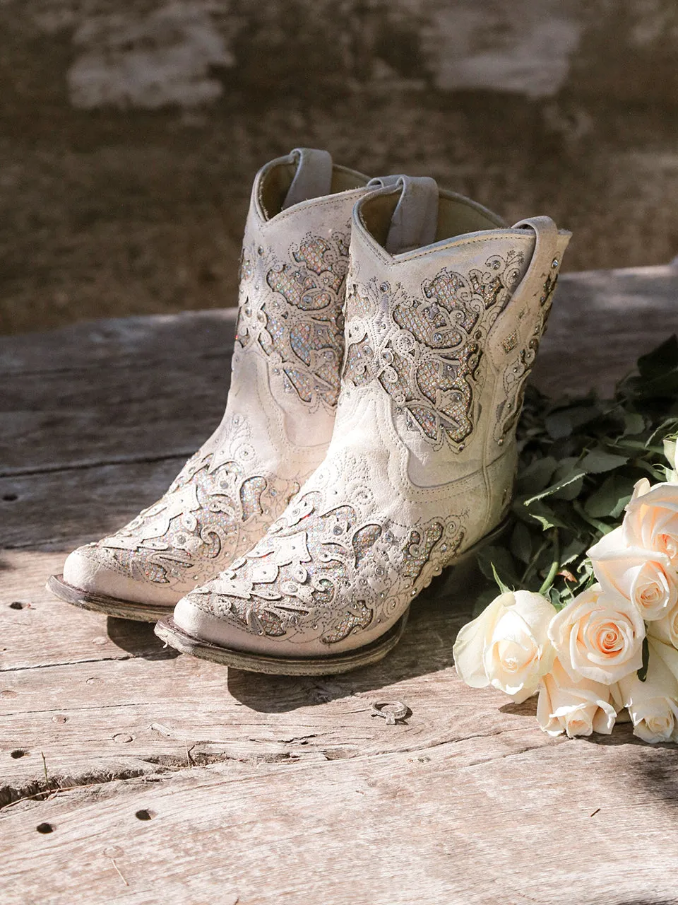 A3550 - WOMEN'S WHITE GLITTERED INLAY AND CRYSTALS SNIP TOE WEDDING COWBOY BOOTIE