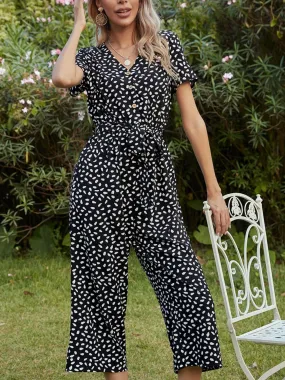 Bedruckter Jumpsuit mit V-Ausschnitt und kurzen Ärmeln